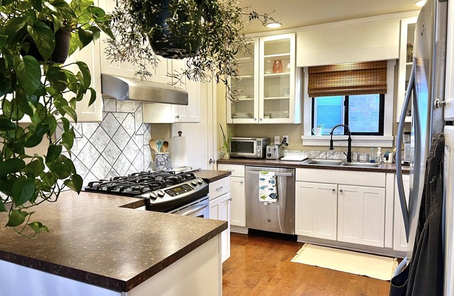 Walking Distance to Lake Washington and Shopping