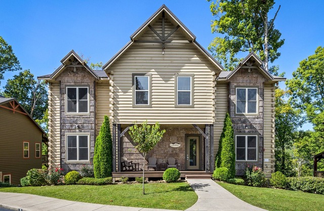 Walking Distance to Downtown Gatlinburg! Game/Theater Room, Hot Tub, Pool Access