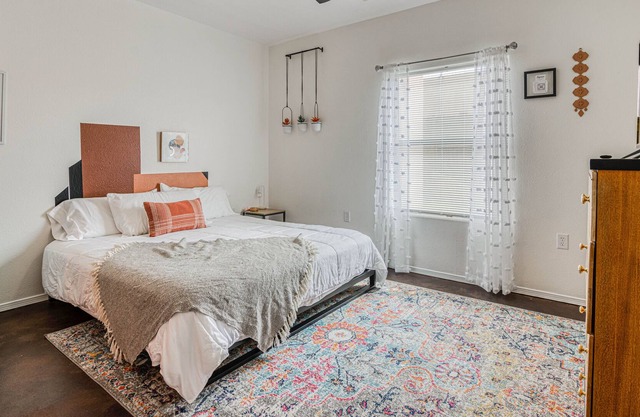 Walking distance to Downtown San Pedro Home 2 bed 1 bath!