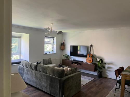 Wallington Green for FEMALE GUESTS only, near station, 30 min to London Bridge, 27 min to LDN Victoria