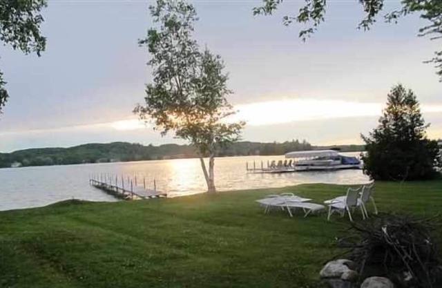 Walloon cottage close to Petoskey, golf, fishing, restaurants, and shopping