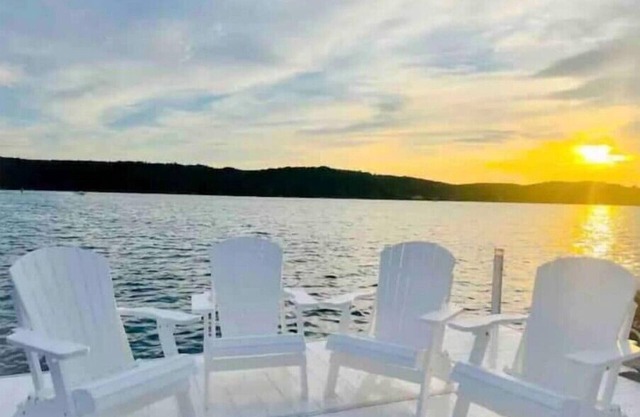 Walloon Lake Waterfront! Private Beach! Pets! Fireplace! Fall Colors!
