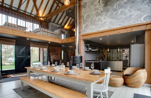 Walnut Barn - Four Bedroom House, Sleeps 8