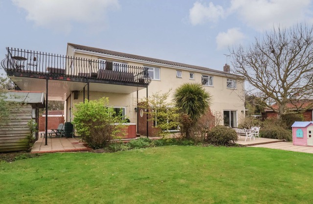 WALNUT HOUSE, pet friendly, with pool in Lowestoft