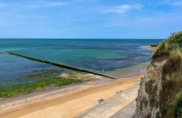 Walpole Bay 2 bed Stunning Garden Apt By Adliv