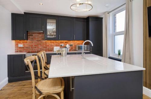 Walpole House - Hot Tub, Games Room, Sleeps 12