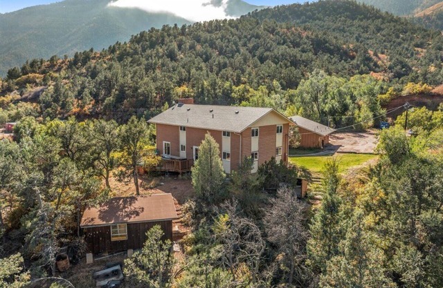 Waltons Mountain Lodge with large HOT TUB