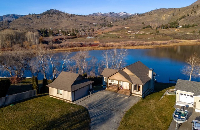 Wapato Lake Retreat-Sleeps 6, Waterfront and dock!