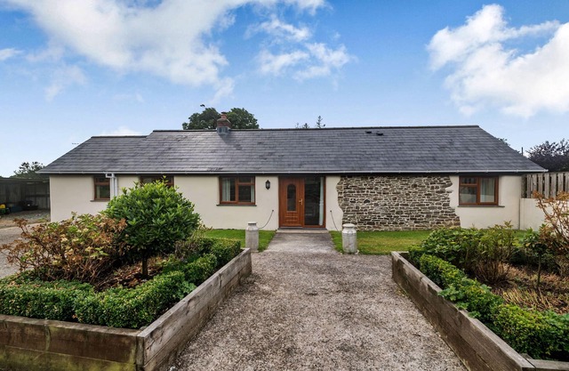 WARBROOK, family friendly, luxury holiday cottage in Bradworthy
