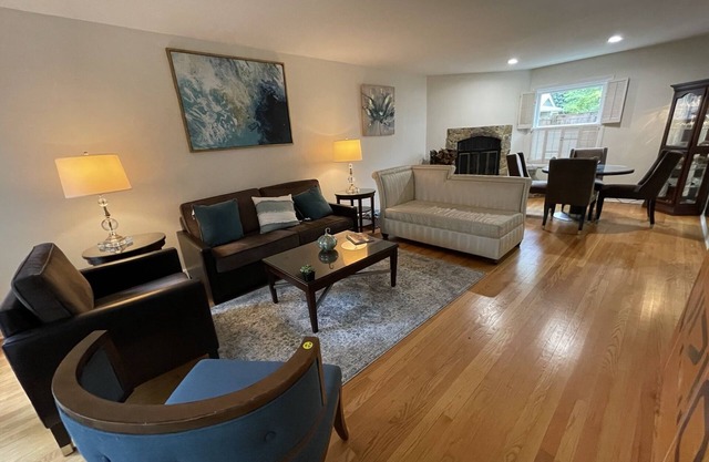 Warm and Cheerful 3 Bedroom Winnetka Townhouse