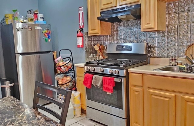 Warm and cozy Bedroom near EWR and NYC …SHARED SPAC…