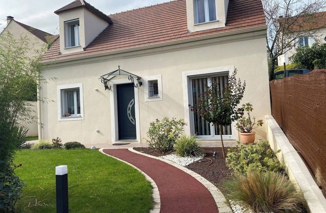Warm and comfortable house 30 min from Paris
