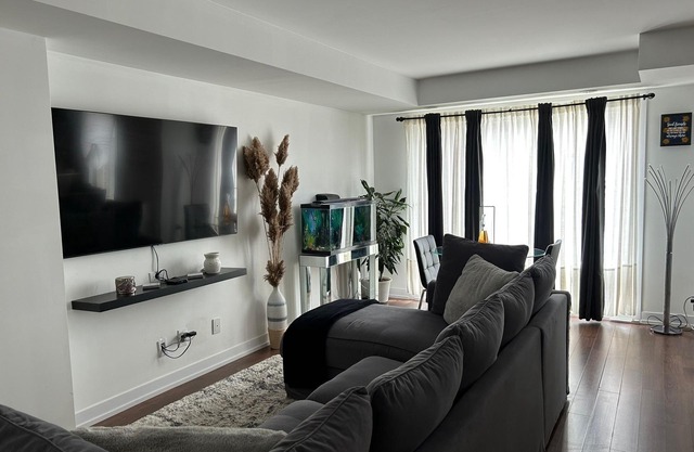 Warm Comfort Home, away from Home!n.only minutes away from the downtown