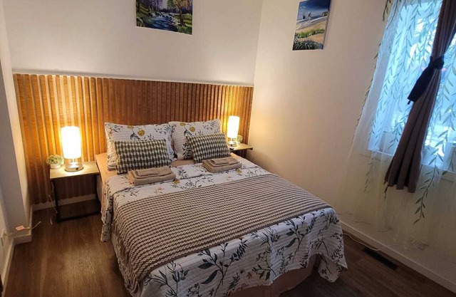 Warm cozy 1 bedroom apartment close to Hwy, wifi, netflix, prime, free parking