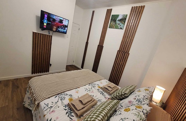 Warm cozy 1 bedroom apartment close to Hwy, wifi, netflix, prime, free parking