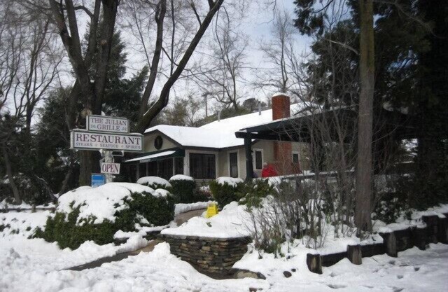 Warm, Inviting Home, 1 mile to downtown Julian, pets welcome~ STR for 15+ years!