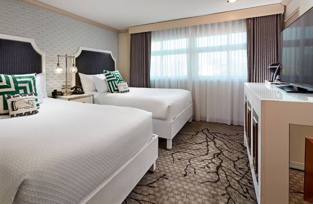 Warm LA Retreat in Our Cozy Room Close to Rodeo Drive