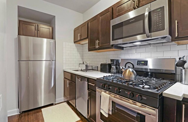 Warm & Lovely 2BR Apt close to Dining & Shops