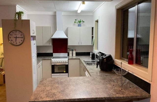 Warm, reno’d 3-brm bungalow in quiet family suburb, a short drive to city center