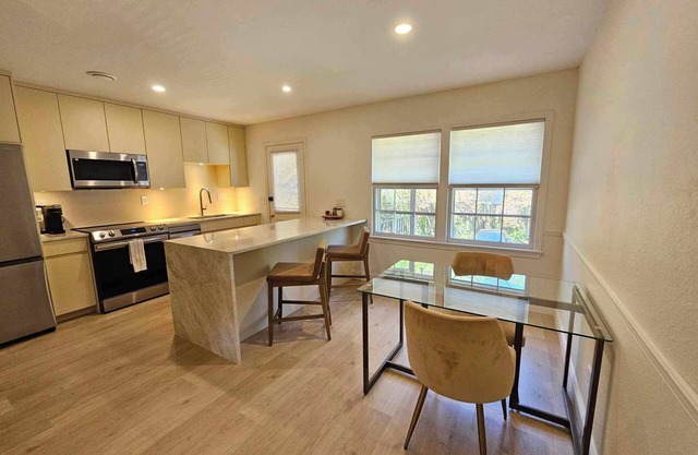 Warm & Welcoming 2 Bedroom Condo