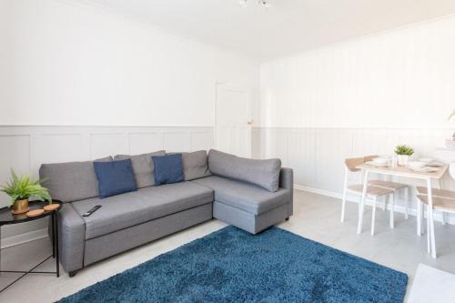 Warrington House, free parking & WiFi!