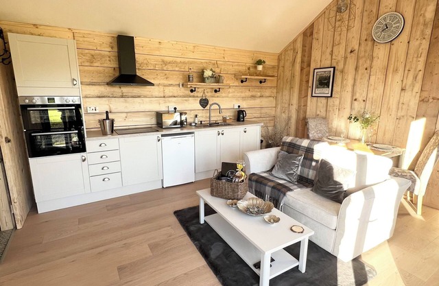 Warwick Lodge - Luxury 1 Bed Cabin with Private Hot Tub