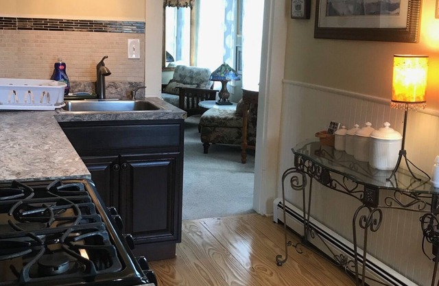 Warwick Village Deli House Up, Fabulous 2nd Floor private apartment