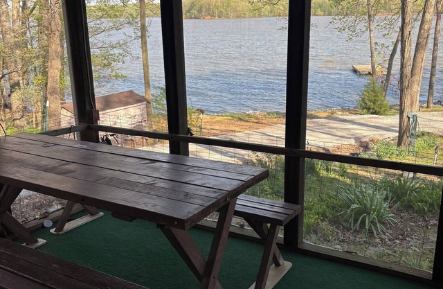 Water Front Cabin with PRIVATE dock- high water year round, Close to marina