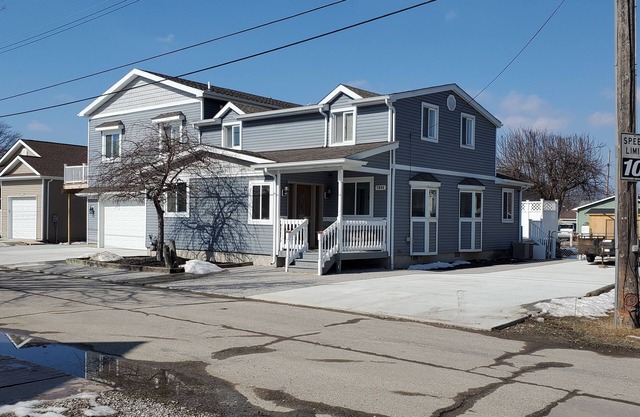 Water front house 2min to lake guest suite