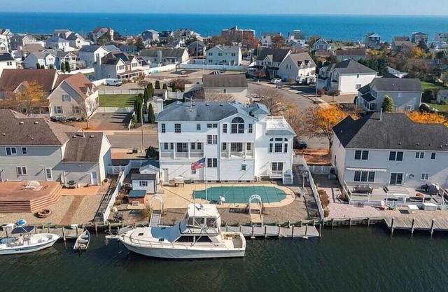 WATER FRONT VILLA Pool,Hot Tub,Elevator,85ft Dock near to beach 30 days rental