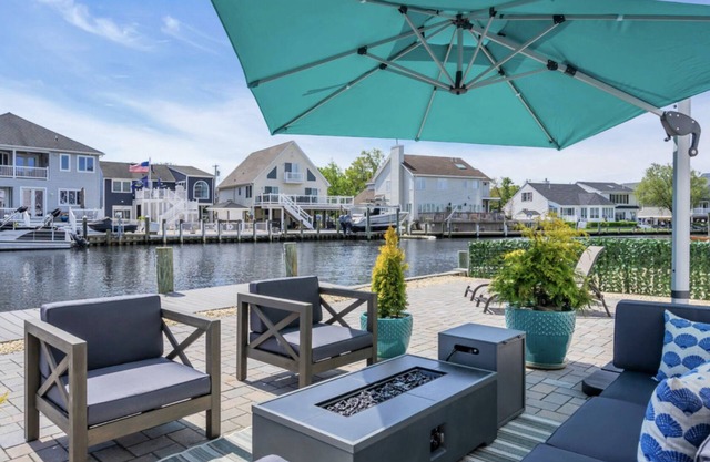 Water front with Hot tab ! Enjoy Jersey short summer