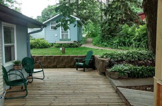 Water's Edge Cabin: Relaxing getaway on Maple Lake 1 hour north of Twin Cities