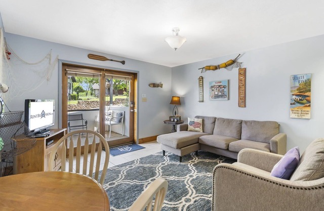 Water's Edge Greets You-Ground-Level Suite-Dog Friendly-Free Tickets-Cmty HotTub!