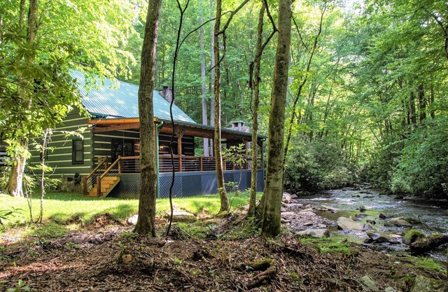Water's Edge-Pet Friendly 3 Bedroom, Luxury Log Cabin Rental, Perfect for Families, Outdoor Entertaining, Hot Tub, Fireplace, 30 Minutes to Great Smoky Mountains-Nantahala NC