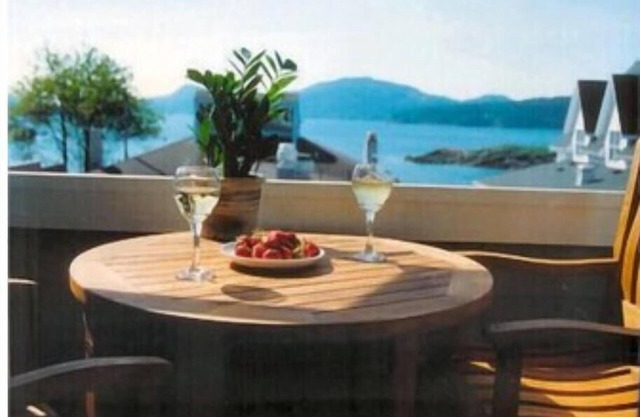 Water View! Luxury Starboard Suite- walk to cafes, shops, galleries & beaches.