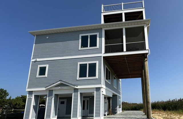 Water Views All Around w/Rooftop Deck I Steps to Beach I Elevator I Pet Friendly