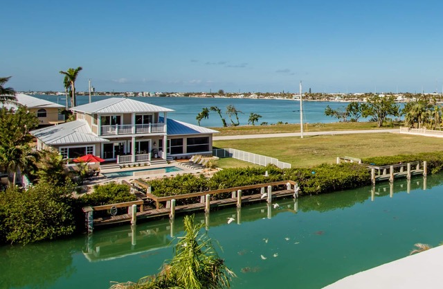 Water views. Sleeps 10, WI-FI, Waterfront, Quick Ocean access!