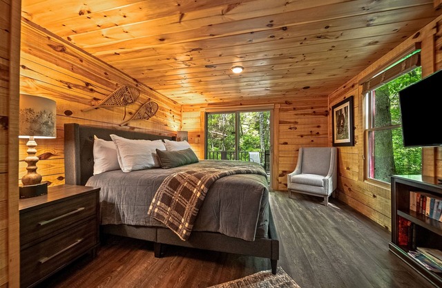 Waterfall Lake Retreat- On lake with kayaks and hot tub