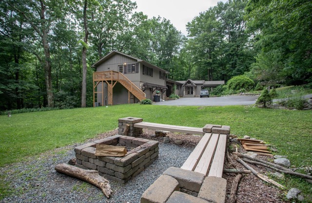 Waterfalls in your Backyard with Hot Tub and 3 miles to Skiing