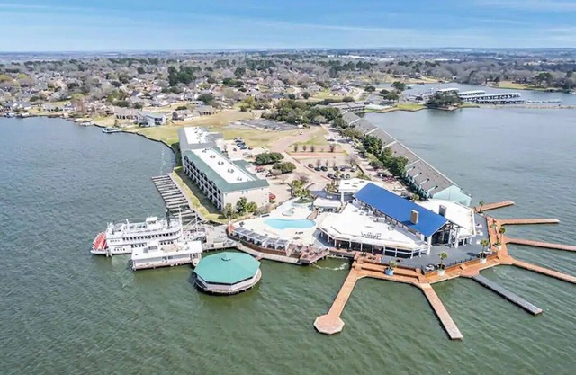 WATERFRONT 2/2 CONDO BOAT DOCK/SLIP RESTAURANT KAYAK AMENITIES GRD. FL Sleeps 8