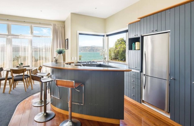 Waterfront 2-bed cottage, Karaka Bays