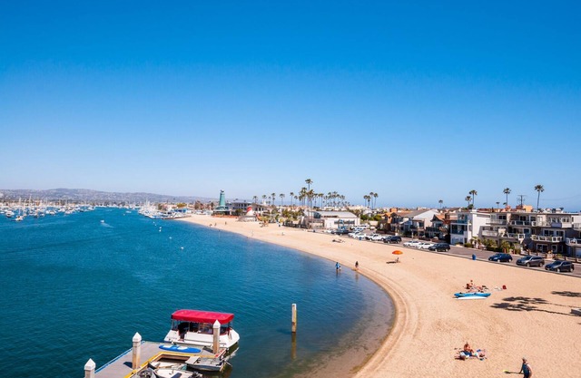 Waterfront 3 bd 2ba with amazing bay and beach views. Beach access and walkable