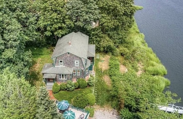 Waterfront 4bed, 3.5bath home in downtown East Greenwich walk to Main Street!