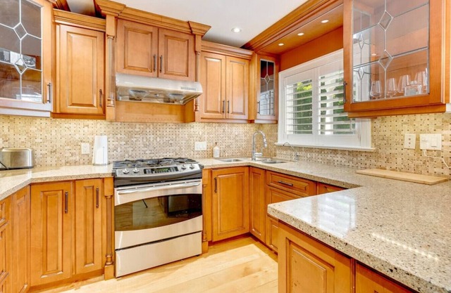 Waterfront 4BR Cottage: *Boat Deck & BBQ*