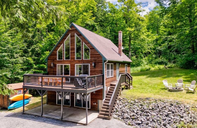Waterfront Access with Kayaks, Private Deck and a Firepit