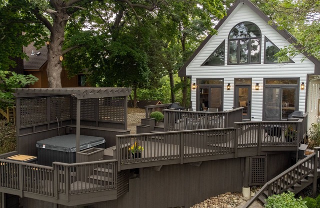 Waterfront Adventure & Relaxation: Kayaks, SUP, and Hot Tub on Site