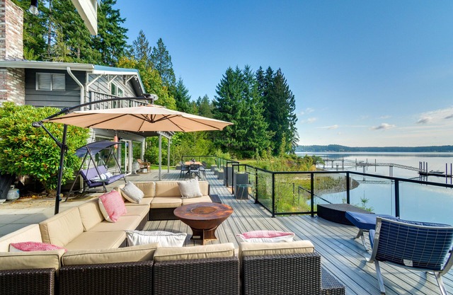 Waterfront Allyn Retreat w/Guest House & Beach!