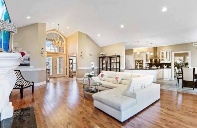 Waterfront and Waterviews , Luxurious Bungalow House On Lake Ontario...