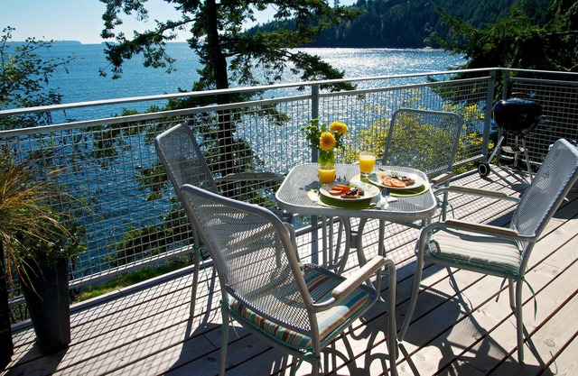 Waterfront~Beach~Panoramic Southerly Views~Sunny Seaside Decks~Peaceful Studio