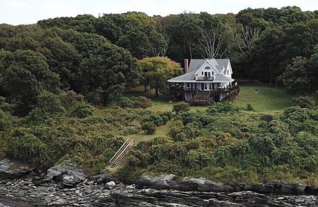 Waterfront, beautiful home, breathless sunsets on Prudence Island